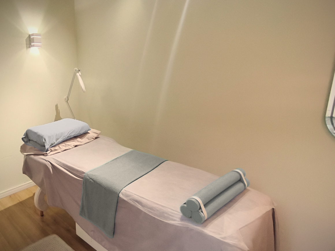 Sala de atendimento do Estúdio Patrícia Pedroso, com maca preparada e luz suave